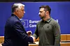 Viktor Orban og Volodymyr Zelenskyj håndhilser foran et Europeisk råd-skilt