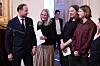 Kronprins Haakon og kronprinsesse Mette-Marit står og snakker med deltakere under Fosseforedrag på Slottet.