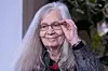 Marilynne Robinson smiler og løfter hånden til brillene under et arrangement på Slottet.
