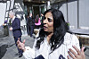 Lubna Jaffery gestikulerer mens hun snakker utendørs ved statsministerboligen.