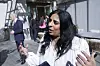 Lubna Jaffery gestikulerer mens hun snakker utendørs ved statsministerboligen.