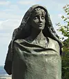 Statuen av Hildegard von Bingen foran Eibingen-klosteret. Den ble laget av Karlheinz Oswald.
