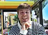 Ramón Torres Andersen smiler i en stripete genser på et fargerikt sted med glassvegger.