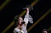 Malin Pettersen synger og løfter en pris på scenen i Operaen under Spellemannprisen.
