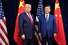 Donald Trump og Xi Jinping står side om side foran USA- og Kina-flagg.