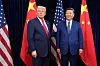 Donald Trump og Xi Jinping står side om side foran USA- og Kina-flagg.