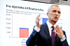 Jens Stoltenberg holder en presentasjon foran en skjerm med budsjettgrafer i Oslo.