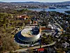 Dronefoto av det nye Vikingtidsmuseet på Bygdøy med Oslofjorden og byen i bakgrunnen.