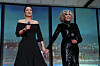 Gong Li og Jane Fonda holder hender på scenen under åpningen av Cannes-festivalen.