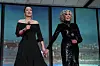Gong Li og Jane Fonda holder hender på scenen under åpningen av Cannes-festivalen.