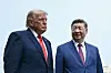Xi Jinping og Donald Trump står utendørs foran Himmelens tempel i Beijing.
