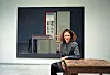 Billedkunstner Ida Lorentzen foran et av maleriene sine i 1994.