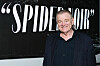 Brendan Gleeson foran et «Spider-Noir»-skilt på premieren i New York.