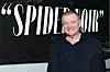 Brendan Gleeson foran et «Spider-Noir»-skilt på premieren i New York.