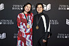 Lin King og Yang Shuang-zi står foran en National Book Awards-bakvegg i New York.