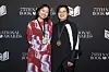 Lin King og Yang Shuang-zi står foran en National Book Awards-bakvegg i New York.