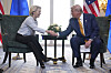 Donald Trump og Ursula von der Leyen håndhilser sittende ved et bord på Trump Turnberry.