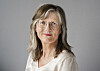 Kvinne med briller og lyst hår foran grå bakgrunn. Birgitte Lange