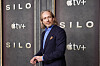 Morten Tyldum står foran en vegg med «Silo» og Apple TV+ under en premiere i London.