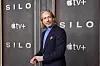 Morten Tyldum står foran en vegg med «Silo» og Apple TV+ under en premiere i London.
