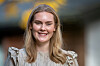 Portrett av Ingrid Olina Hovland foran en uskarp bakgrunn.