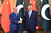 Shehbaz Sharif og Xi Jinping håndhilser foran pakistanske og kinesiske flagg i Beijing.