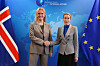 Kaja Kallas og Katrín Gunnarsdóttir håndhilser foran EU-bakgrunn i Brussel.