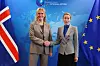 Kaja Kallas og Katrín Gunnarsdóttir håndhilser foran EU-bakgrunn i Brussel.