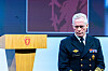 Viseadmiral Nils Andreas Stensønes står på en scene ved en talerstol under en pressekonferanse i Oslo.