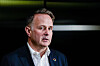 Riksmekler Mats Wilhelm Ruland står foran mikrofoner og svarer pressen etter et møte.