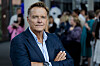 Dag Otto Lauritzen står med armene i kors foran et publikum under TV 2s programlansering i Bergen.
