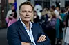 Dag Otto Lauritzen står med armene i kors foran et publikum under TV 2s programlansering i Bergen.
