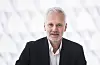 Portrett av Geir Bergkastet foran lys, geometrisk bakgrunn.