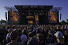 Stort publikum foran en opplyst festivalscene under Metallica-konserten på Ekebergsletta i Oslo.