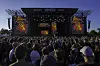 Stort publikum foran en opplyst festivalscene under Metallica-konserten på Ekebergsletta i Oslo.