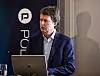 Per Axel Koch står ved en laptop foran en Polaris Media-bakgrunn under presentasjon av kvartalstall.