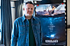 John Andreas Andersen står foran en filmposter for «Nordsjøen» i et innendørs lokale.