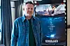 John Andreas Andersen står foran en filmposter for «Nordsjøen» i et innendørs lokale.