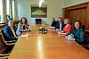 Politikere sitter rundt et langt møtebord i et møterom på Stortinget.