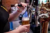 En person tapper øl i et glass ved bardisken på Brygg i Oslo.