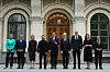 Ni politiske ledere står på rekke foran en historisk fasade i Tallinn under et nordisk-baltisk møte.