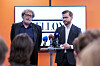To menn holder pressekonferanse foran Bellona-logoen med mikrofoner på talerstolen.