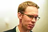 Portrett av Eigil Knutsen i dress og briller før budsjettforhandlingene i Oslo.