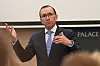 Espen Barth Eide taler under en paneldebatt ved Residence Palace i Brussel.