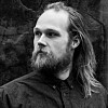 Sort-hvitt-portrett av Mathias Nyhagen Asplund som ser til siden.