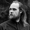 Sort-hvitt-portrett av Mathias Nyhagen Asplund som ser til siden.