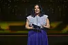 Lubna Boby Jaffery står på scenen og holder en prisutdeling under Heddaprisene i Oslo.