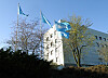 NRK-huset på Marienlyst i Oslo med to blå NRK-flagg ved bygningen.