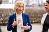 Sigrun Aasland gestikulerer utendørs mens Kari Nessa Nordtun står ved siden av.