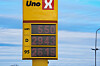 Uno-X-skilt viser priser på bensin og diesel mot himmel i Hokksund.